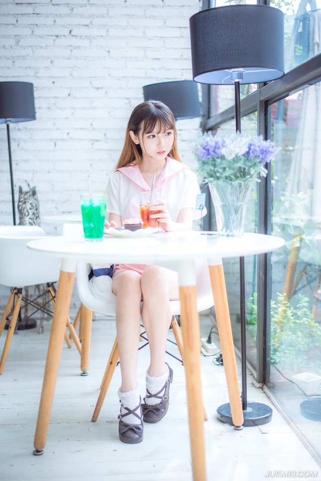 “不会。”小乔摇了摇头，眼中的茫然之色更浓：“妾身也不知道。”